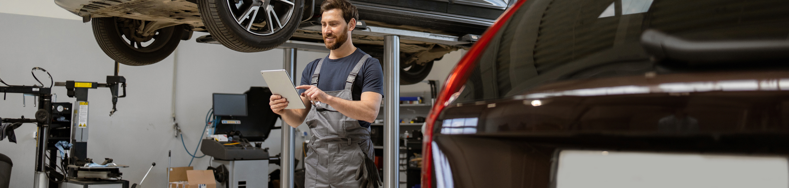 Machen Sie eine Umschulung zum/zur Kfz-Mechatroniker/-in beim bfw.