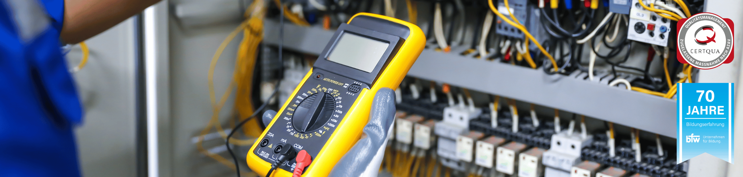 Machen Sie jetzt eine Umschulung zum/zur Elektroniker:in beim bfw
