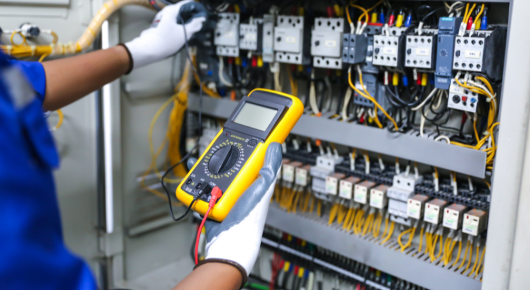Machen Sie jetzt eine Umschulung zum/zur Elektroniker:in beim bfw