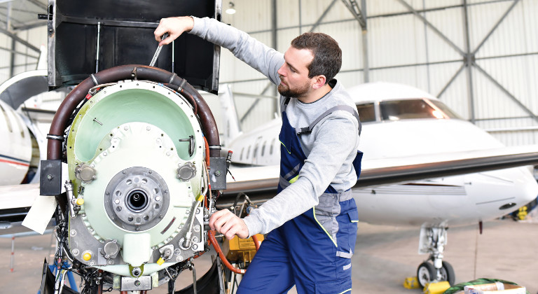 Machen Sie eine Umschulung im Bereich Luftfahrttechnik beim bfw.