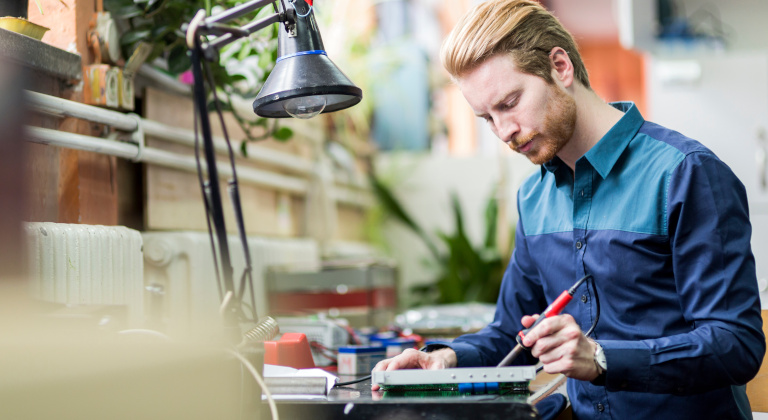 Machen Sie eine Umschulung zum/zur IT-System Elektroniker:in beim bfw