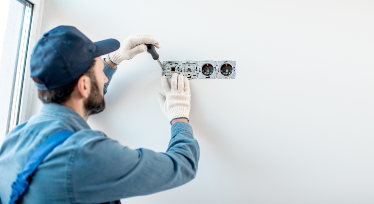 Machen Sie ein Seminar "Elektrisch unterwiesene Person (EuP)" beim bfw – Unternehmen für Bildung.