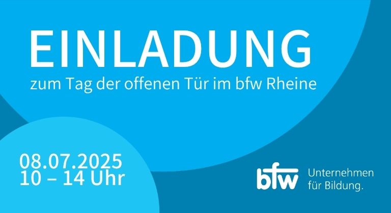 Blauer Hintergrund mit weißem Text: Einladung zum Tag der offenen Tür im bfw Rheine - 08.07.2025